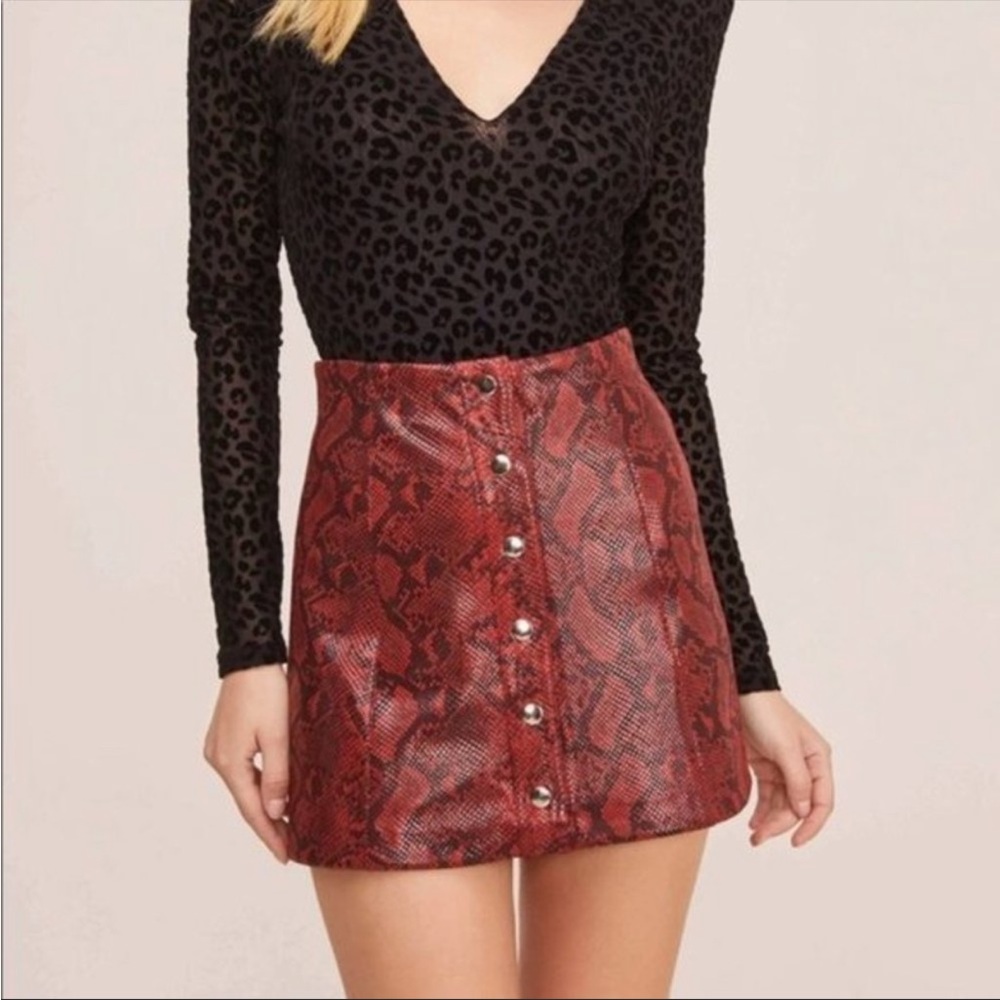 ASTR THE LABEL High Waisted Red Snake Mini Skirt Button Front | Size Small